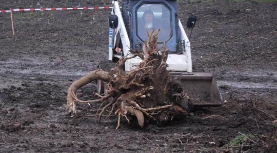 Ezt figyeld! Apácák dolgoznak a Bobcat rakodóval