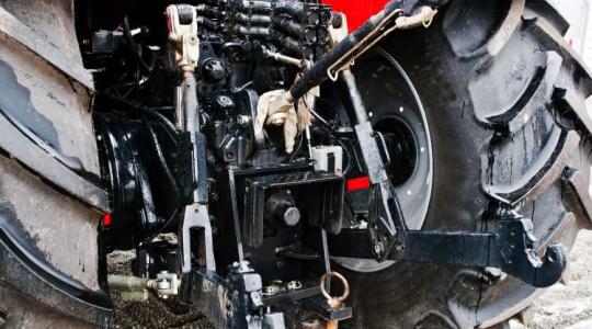 Egy Case traktor találkozása az Audival – kilyukadt az üzemanyagtartály