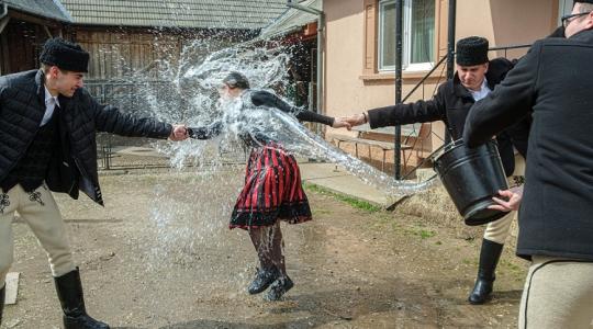 Húsvéti határkerülés, locsolkodás és kakaslövés – Képekkel