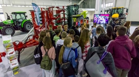 Növelni kell a gyakorlatigényes, „fizikai" szakmák társadalmi elismertségét és vonzerejét Növelni kell a gyakorlatigényes, „fizikai" szakmák társadalmi elismertségét és vonzerejét