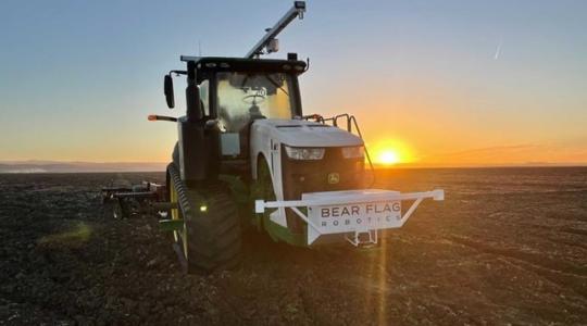 Beújított a John Deere: önvezető technológia traktorokba