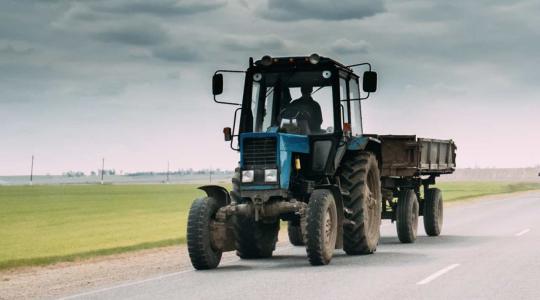 Veszélyes előzés: nagy baj lett a traktor és a betegszállító találkozásából