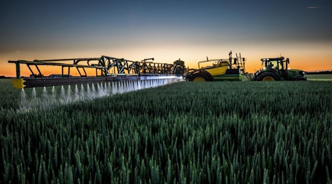 Íme, a legnagyobb vontatott permetezőgép a John Deere-től