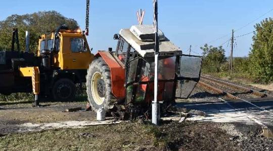 Hatalmas hiba: nem fogott a fék, vonattal ütközött és kettészakadt a traktor