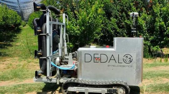 Többcélú robot keskeny sorközű gyümölcsösökbe és más ültetvényekre