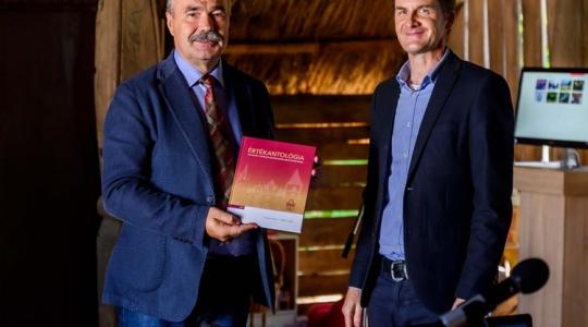 Kiemelt figyelmet kell fordítani a helyi, tájegységi, megyei értékeinkre 