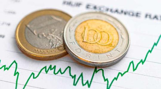 Már lassan nincs hová fokozni: 400 forint felett az euró