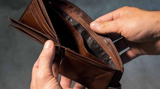 Ma sem úsztuk meg: új történelmi mélyponton a forint a főbb devizákkal szemben
