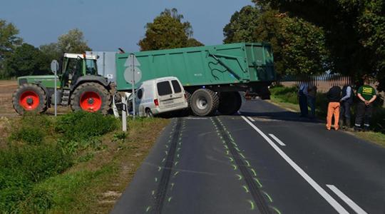 Traktor és személyautó ütközött és sodródott le az útról Veszprémben