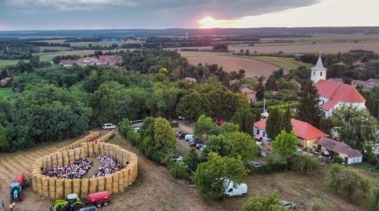 Lenyűgöző látvány! Koncertterem szalmabálákból