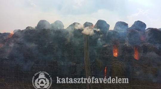 Egyre nagyobbak a tüzek és egyre hosszabban égnek, lángoló körbálák, 20 kilométeres tűzsáv