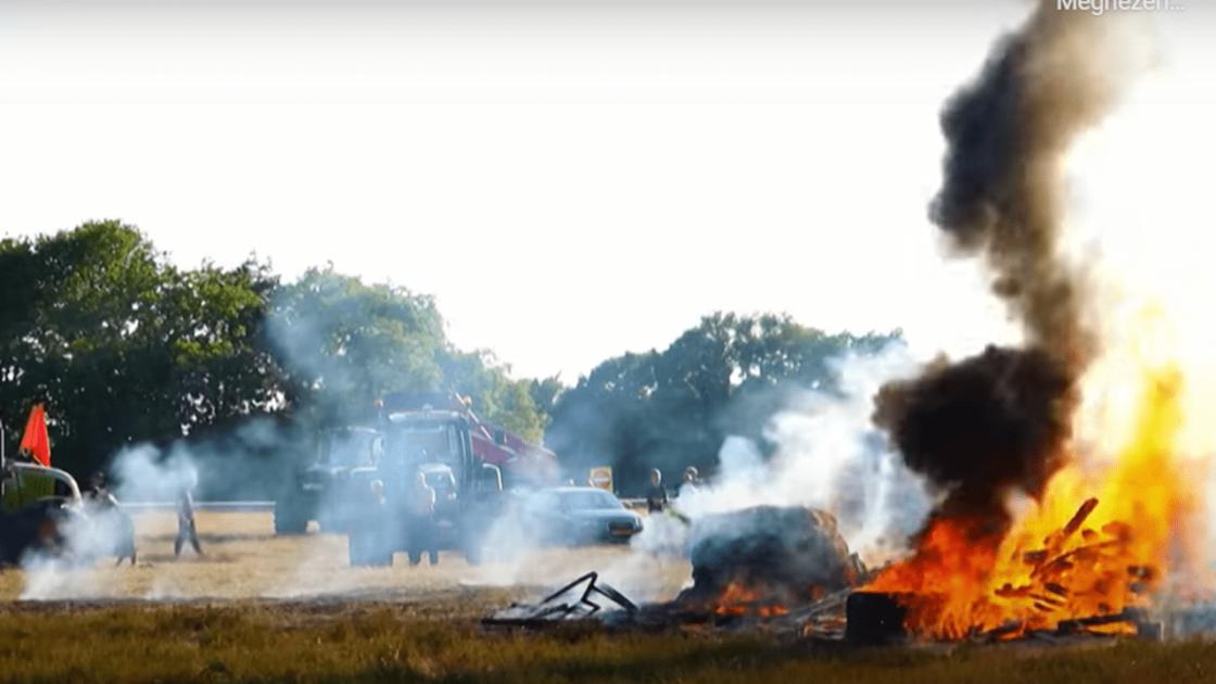 Végső kétségbeesésükben a gazdák blokkolják a forgalmat és trágyát szórnak az utakra