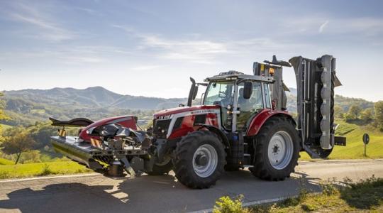 Hatékonyabb takarmányozás: új négyrotoros pillangókasza és négyotoros rendsodró a Massey-Fergusontól