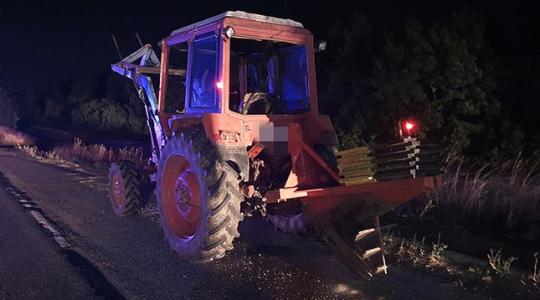 Tragédiába fulladhatott volna, ahogy ez a traktor a sötét közúton haladt