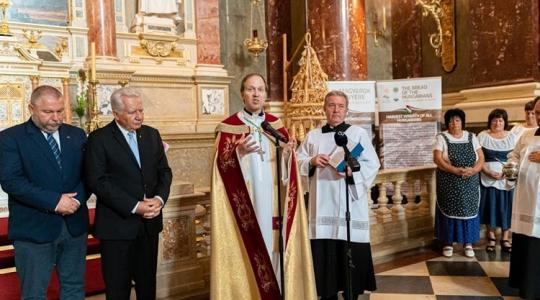 Megérkezett a Bazilikába az összefogás jelképe, a gazdák aratókoszorúja 
