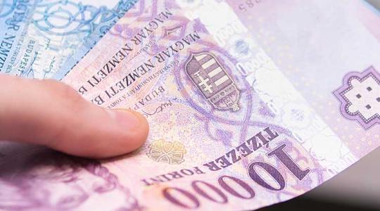 Hatalmas zuhanásban a forint!