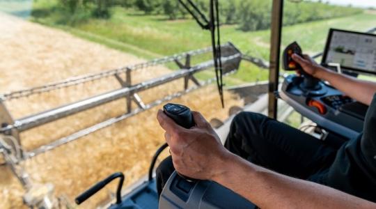 A Massey Ferguson bevezeti a joystickkormányzást az MF IDEAL betakarítógépein