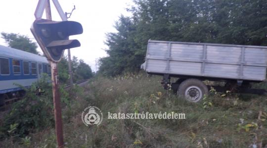 Vonattal ütközött egy traktor