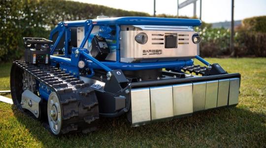 Önállóan dolgozik a kis elektromos kaszáló robot