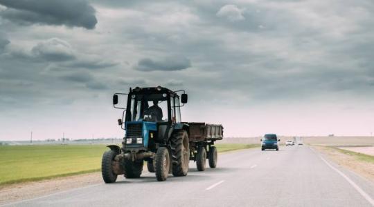 Fejre állva, az árokban kötött ki a traktor