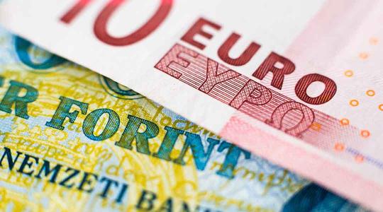 Minden percben újabb történelmi mélypontra zuhan a forint