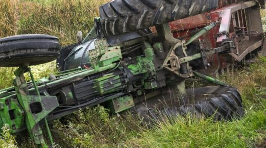 Felborult traktor, kamion az árokban: hatalmas baleset Hajdúböszörménynél  – Videó