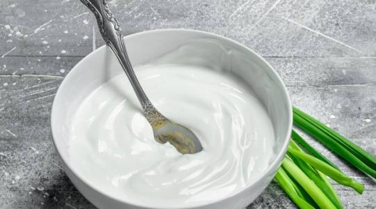 Mindenki ellenőrizze a hűtőjét! Tejfölöket és kaukázusi kefirt hív vissza a Nébih
