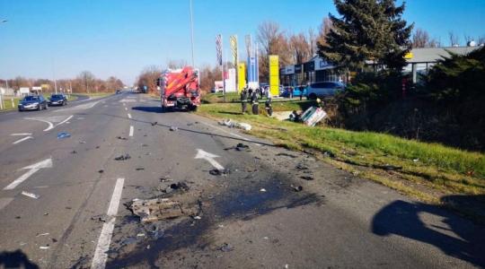 Egy traktor és két autó ütközött össze Szekszárdon, több sérült is van