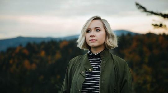 Női fényes kabátok – mit vegyünk télre?