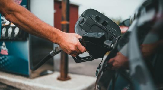 Magyarországon a legdrágább tankolni a régióban – még hosszú évekig ez lesz? 