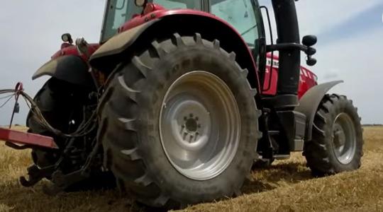 A traktor gumiabroncsainak karbantartása – avagy így ír a mesterséges intelligencia!