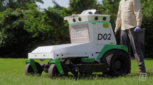 Hatalmas az érdeklődés: jön az első autonóm fűnyíró traktor!
