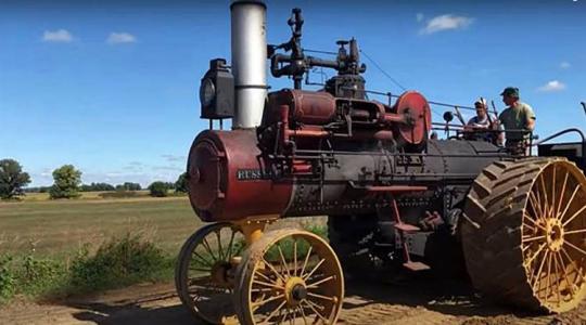 Újraélesztett óriás: videón a 105 éves Russell gőztraktor 