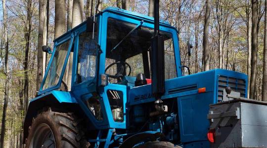 Hat méter mély árokba csúszott egy traktor