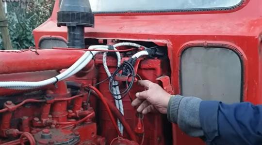 Így kerül egy 50 éves MTZ-be LED-világítás – VIDEÓ