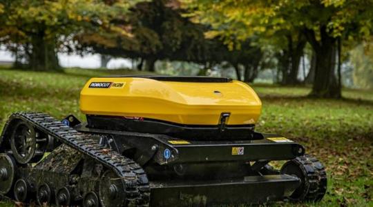 Ez a robotfűnyíró nem vesztegeti az időt, oda-vissza képes kaszálni