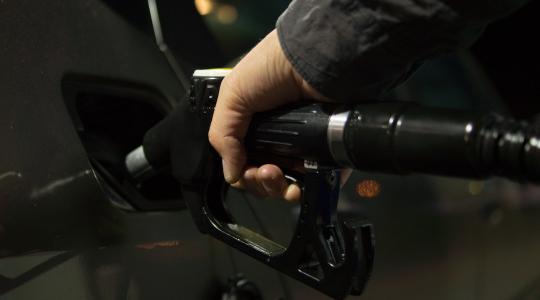 Mégis maradnak a belsőégésű motoros járművek? Megszületett a megállapodás.