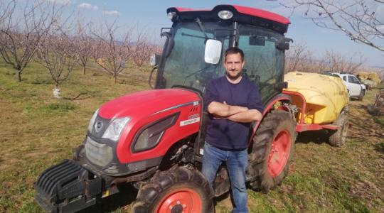 Gazdainterjú: ezzel a kis traktorral mindent megoldok a 8 hektár gyümölcsösben