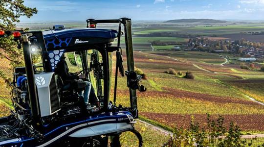 Bemutatkozik a New Holland TE6 ültetvénytraktor – új, különleges célgép a kínálatban