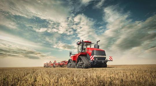 Ez a hatalmas traktor tarolt a zsűrinél