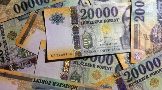 Gyengült a forint, de azért messze van már a 430-as euró