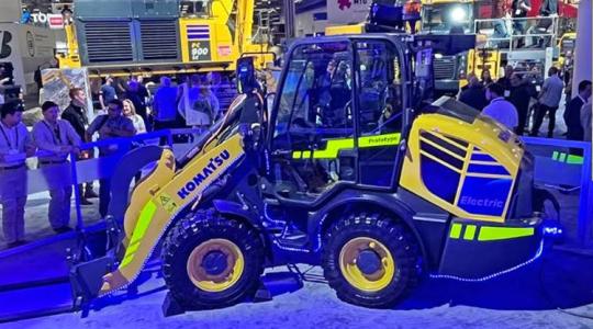 Se gázolaj, se hidraulikaolaj: Komatsu WA70 elektromechanikus rakodógép