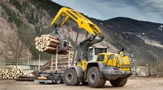 Forradalmian új gémszerkezettel érkezik az új rönkrakodó gép: Liebherr L 580 LogHandler XPower® 