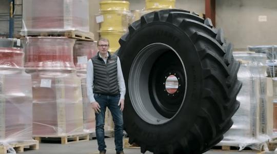 Nem embernagyságú, még annál is hatalmasabb traktorgumiabroncs