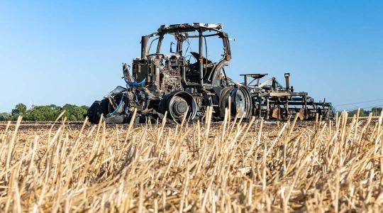 Kigyulladt egy traktor Izsák határában, a tűz szalmabálákat is veszélyeztetett