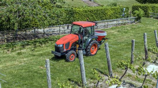 Megújult keskeny ültetvénytraktor gyümölcsösbe, szőlőbe és napelemparkokba is