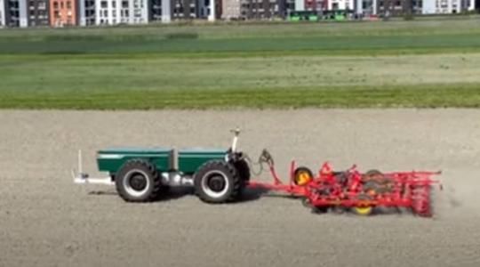 Csereakkus robottraktor Svédországból – láthatáron egy lehetséges megoldás?