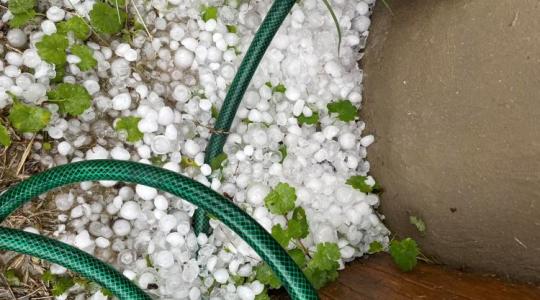 Percekig esett a jégeső, mindent szétvert – Videó