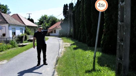 Megtiltották a gazdáknak a behajtást, nem tudnak eljutni a saját földjeikre