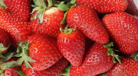 Látnod kell a világ legnagyobb szamócakoronáját